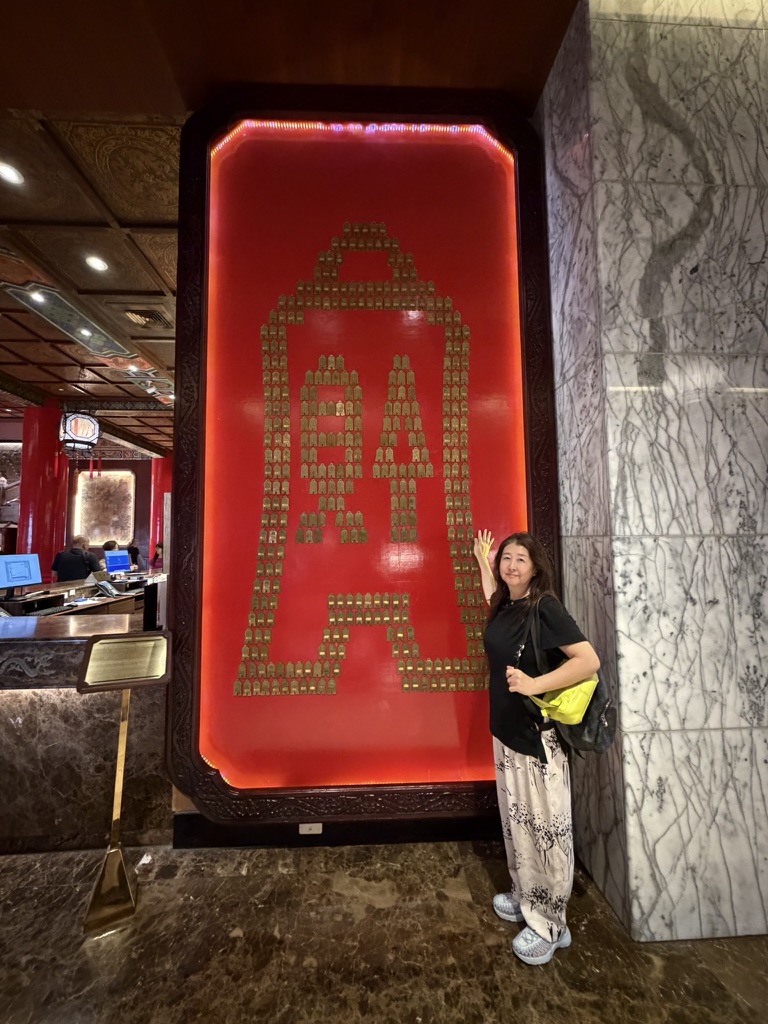 「財」の形のルームキーを並べたオブジェ