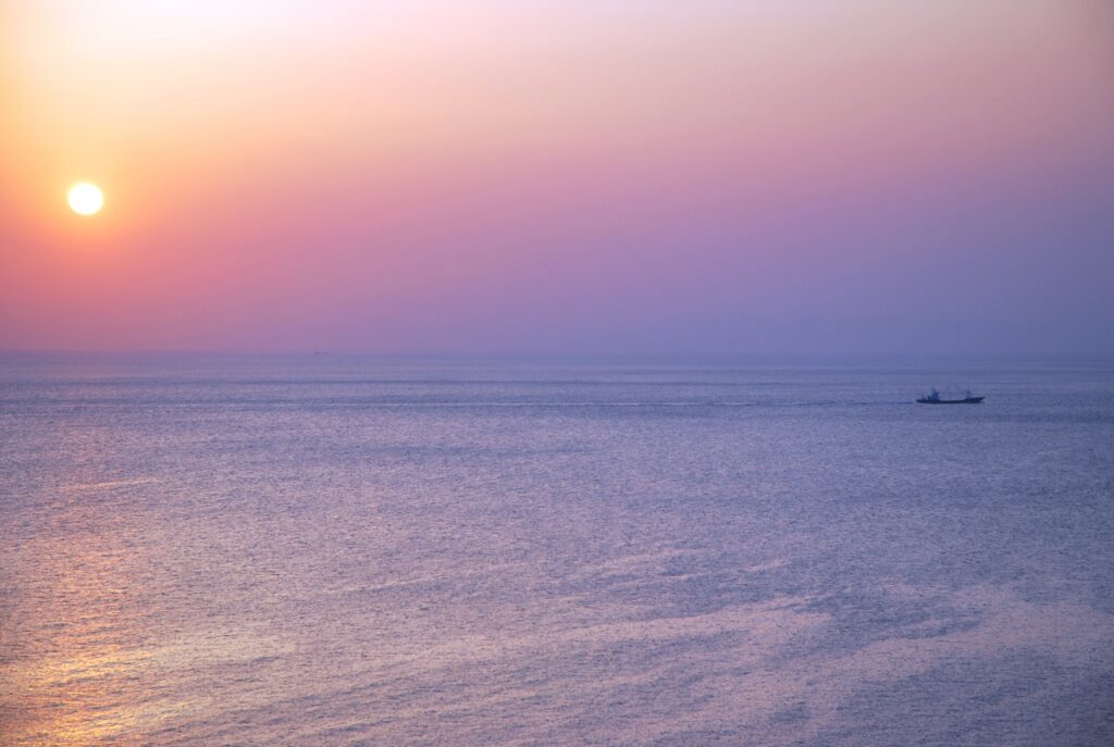 夕暮れの静かな海と水平線