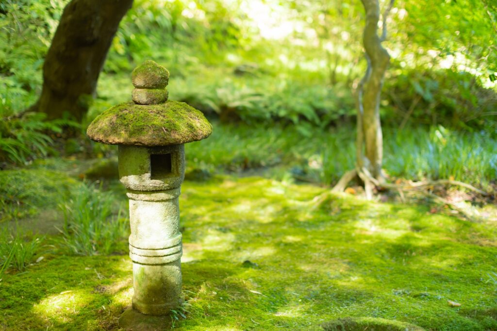 苔むした庭の石灯籠