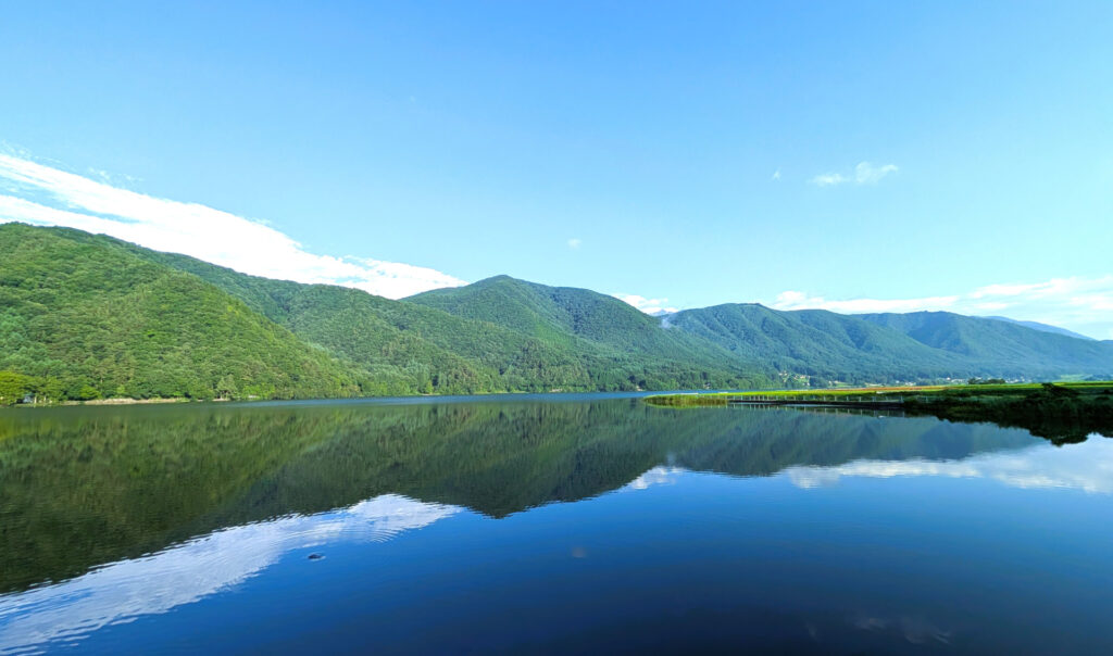 山を映す静かな湖面
